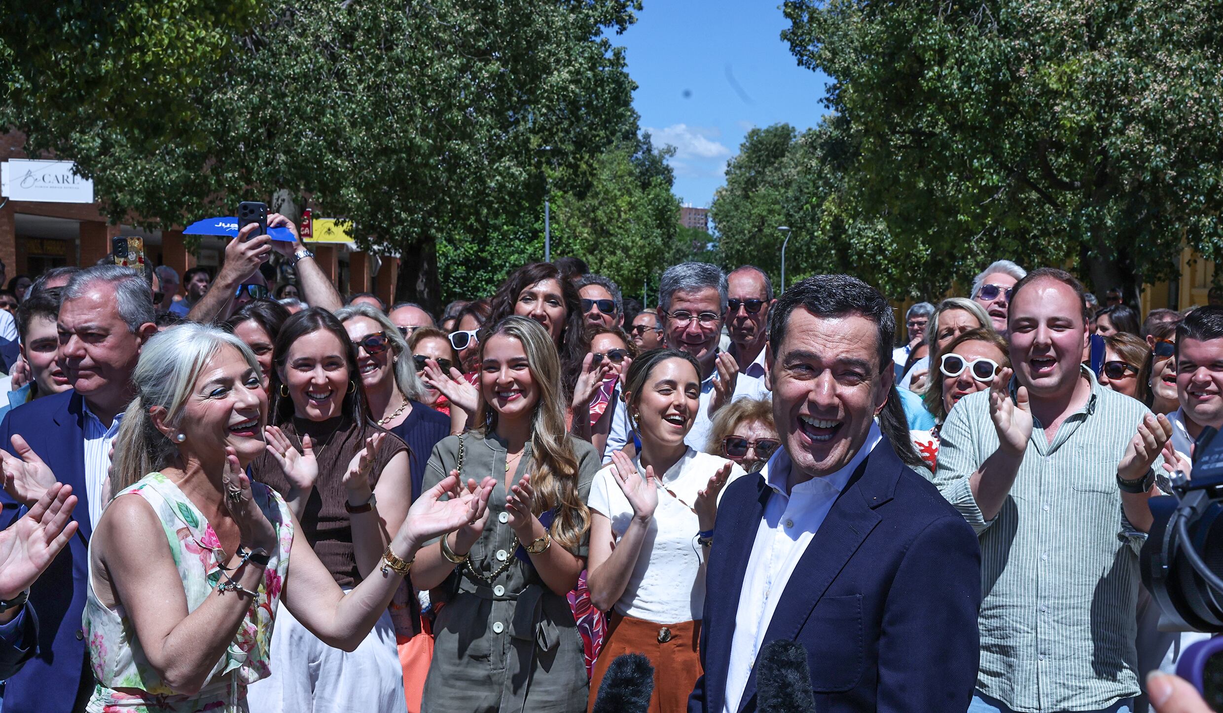 El presidente del PP de Andalucía y candidato a la reelección, Juan Manuel Moreno, este viernes en el barrio de Sevilla Este.