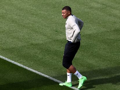 Kylian Mbappé durante el entrenamiento del PSG, este lunes en Poissy.