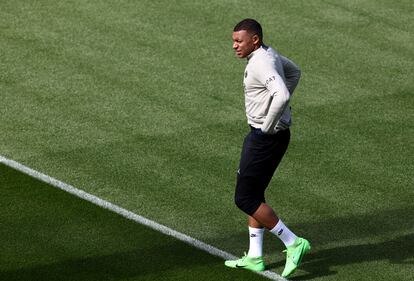 Kylian Mbappé durante el entrenamiento del PSG, este lunes en Poissy.