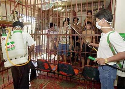 Desinfección de una celda en la sede de la policía en Manila (Filipinas) para prevenir la neumonía atípica. 

/ ASSOCIATED PRESS