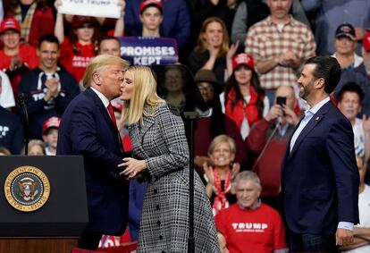 Donald Trump besa a su hija Ivanka delante de Donald Trump Junior