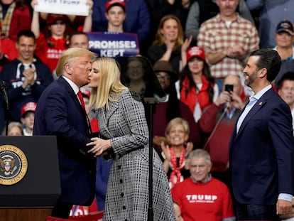 Donald Trump besa a su hija Ivanka delante de Donald Trump Junior en un acto de campaña en New Hampshire en febrero de 2020.