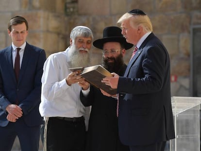 O presidente Donald Trump e sua mulher, Melania, na chegada, a bordo do Air Force One, ao aeroporto Ben Gurion, em Tel Aviv.