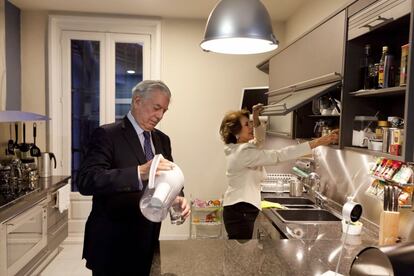 Mario Vargas Llosa en su hogar madrileño