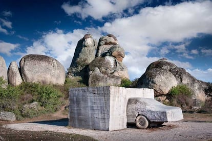 Escultura 'Coche y hormigón' (1976) en el Museo Vostell Malpartida (Cáceres).