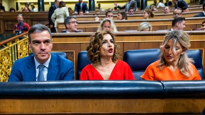 El presidente del Gobierno, Pedro Sánchez, junto a la vicepresidenta primera y ministra de Hacienda, María Jesús Montero (centro); y la vicepresidenta segunda y Ministra de Trabajo y Economía Social, Yolanda Díaz, durante la sesión de control al Ejecutivo este miércoles en el Congreso.