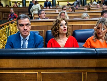 El presidente del Gobierno, Pedro Sánchez, junto a la vicepresidenta primera y ministra de Hacienda, María Jesús Montero (centro); y la vicepresidenta segunda y Ministra de Trabajo y Economía Social, Yolanda Díaz, durante la sesión de control al Ejecutivo este miércoles en el Congreso.