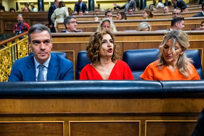 El presidente del Gobierno, Pedro Sánchez, junto a la vicepresidenta primera y ministra de Hacienda, María Jesús Montero (centro); y la vicepresidenta segunda y Ministra de Trabajo y Economía Social, Yolanda Díaz, durante la sesión de control al Ejecutivo este miércoles en el Congreso.