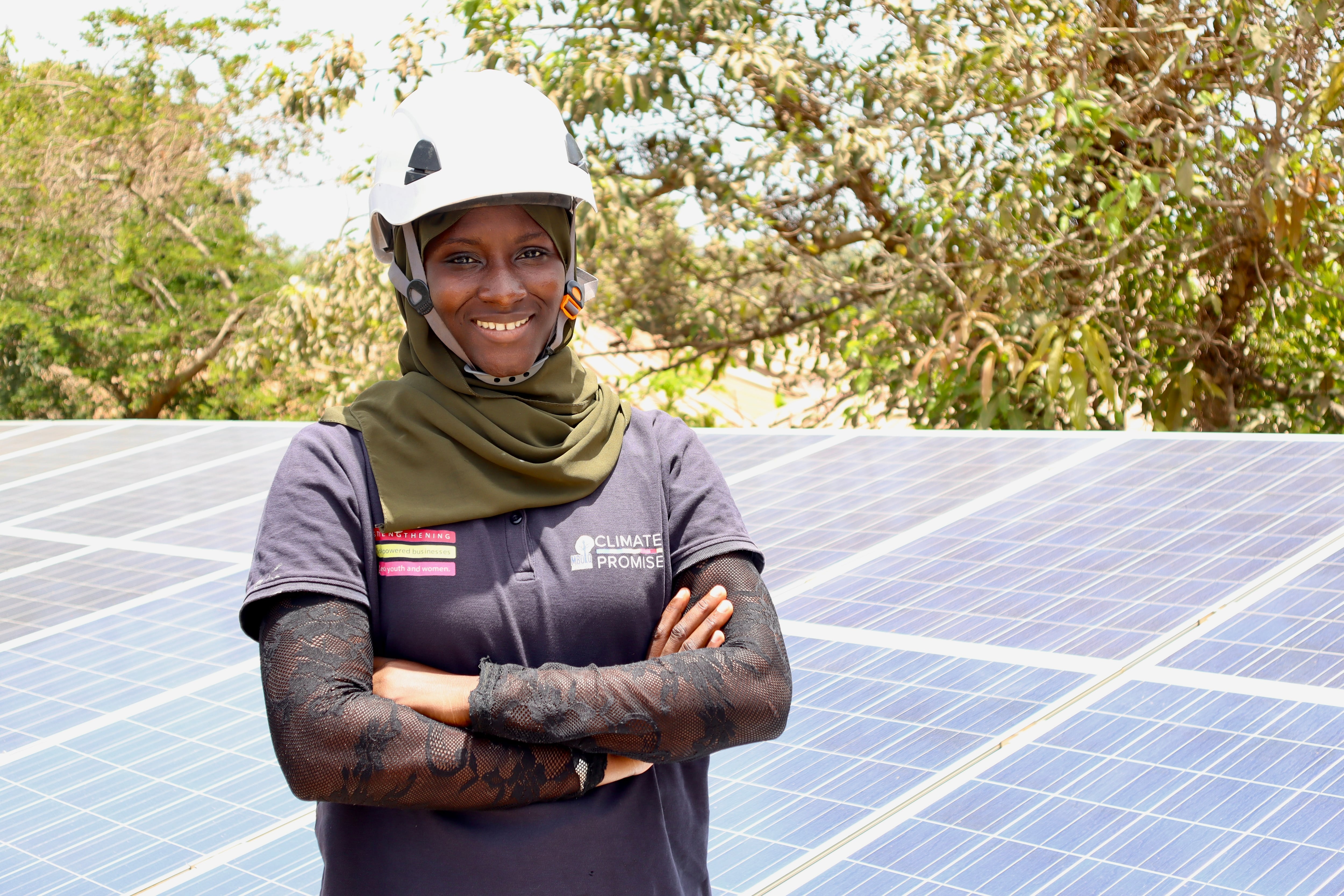 Fatoumatta Trawally junto a una instalación de paneles solares en Tujereng, Gambia, el 19 de mayo de 2025.