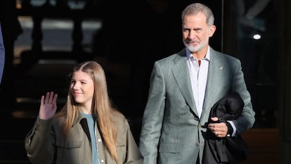 La infanta Sofía y el rey Felipe a la salida del Hotel Reconquista, en Oviedo, el 21 de octubre de 2023.