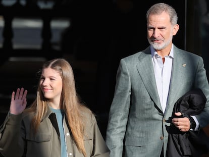 La infanta Sofía y el rey Felipe a la salida del Hotel Reconquista, en Oviedo, el 21 de octubre de 2023.