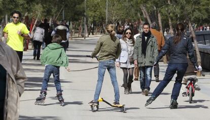 Ciclistas y patinadores y peatones transita en Madrid R&iacute;o.