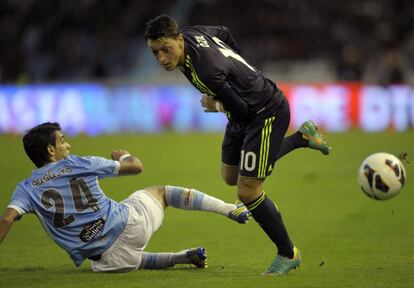 Mesut Ozil se marcha de Augusto Fernandez.