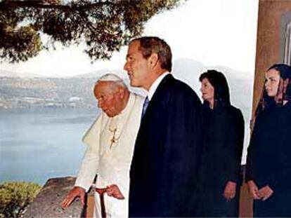 Juan Pablo II, con el presidente George Bush, su esposa, Laura, y su hija Bárbara en Castelgandolfo.
