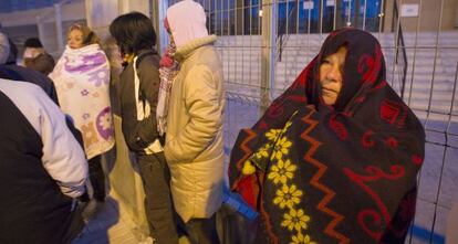 Varias personas afectadas por los recortes en las ayudas para dependencia protestan de madrugada en Jerez en febrero de 2012.