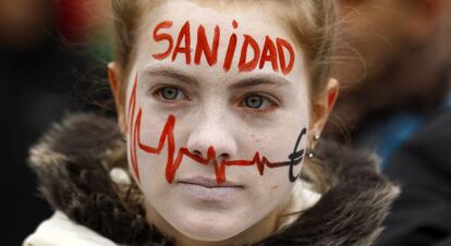 Rostro de una participante en la manifestación convocada por la Asociación de Facultativos Especialistas de Madrid (AFEM) y la Plataforma Asamblearia de Trabajadores y Usuarios por la Salud (PATUsalud) que ha partido de Neptuno hasta la Puerta del Sol, en defensa de la sanidad pública y en contra de la privatización de la gestión seis hospitales y 27 centros de salud, que el Gobierno regional llevará a cabo este año.