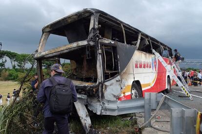El autobús accidentado, este martes, cerca del principal aeropuerto de Taiwán.