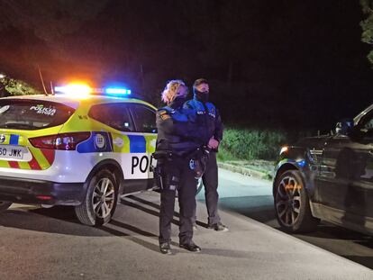 Imagen difundida en Twitter por la policía local de Sitges sobre la detención de un menor de nueve años al volante.