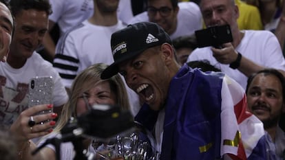 Walter Tavares celebra la Liga Endesa lograda por el Madrid este 21 de junio ante el Barcelona.