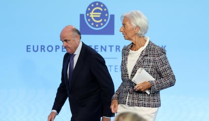 El vicepresidente del Banco Central Europeo (BCE), Luis de Guindos (izquierda), y la presidenta del Banco Central Europeo (BCE), Christine Lagarde (derecha), asisten a una rueda de prensa en Fráncfort (Alemania), el 18 de julio de 2024.