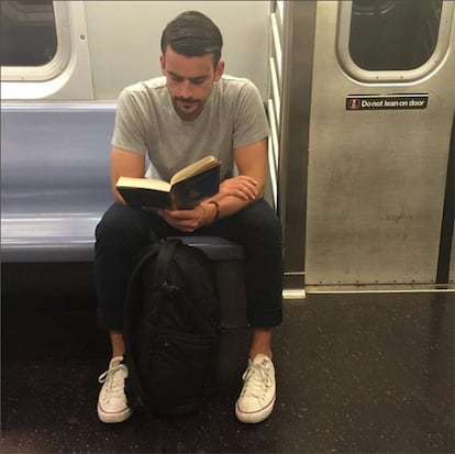 El pie de foto de esta imagen cuenta que la línea L del metro de Nueva York va casi vacía por la noche. Eso te permite coger un buen sitio y leer tranquilamente.