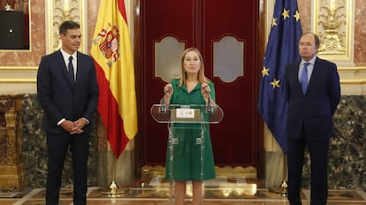 La presidenta del Congreso, Ana Pastor, junto al presidente del Gobierno y presidente del Senado durante la presentación de los actos del 40 aniversario de la Constitución.