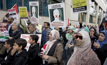 Protesta en Berlín por la detención de un periodista de Al Yazira, ayer.