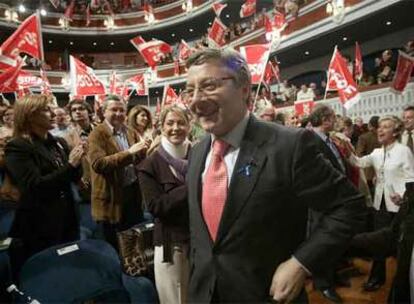 El secretario de Organización del PSOE, José Blanco, que luce un lazo azul en la solapa, a su llegada al acto del PSOE en Castellón.