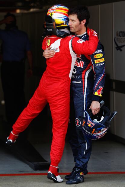 Alonso felicita a Webber por su <i>pole</i> de ayer.
