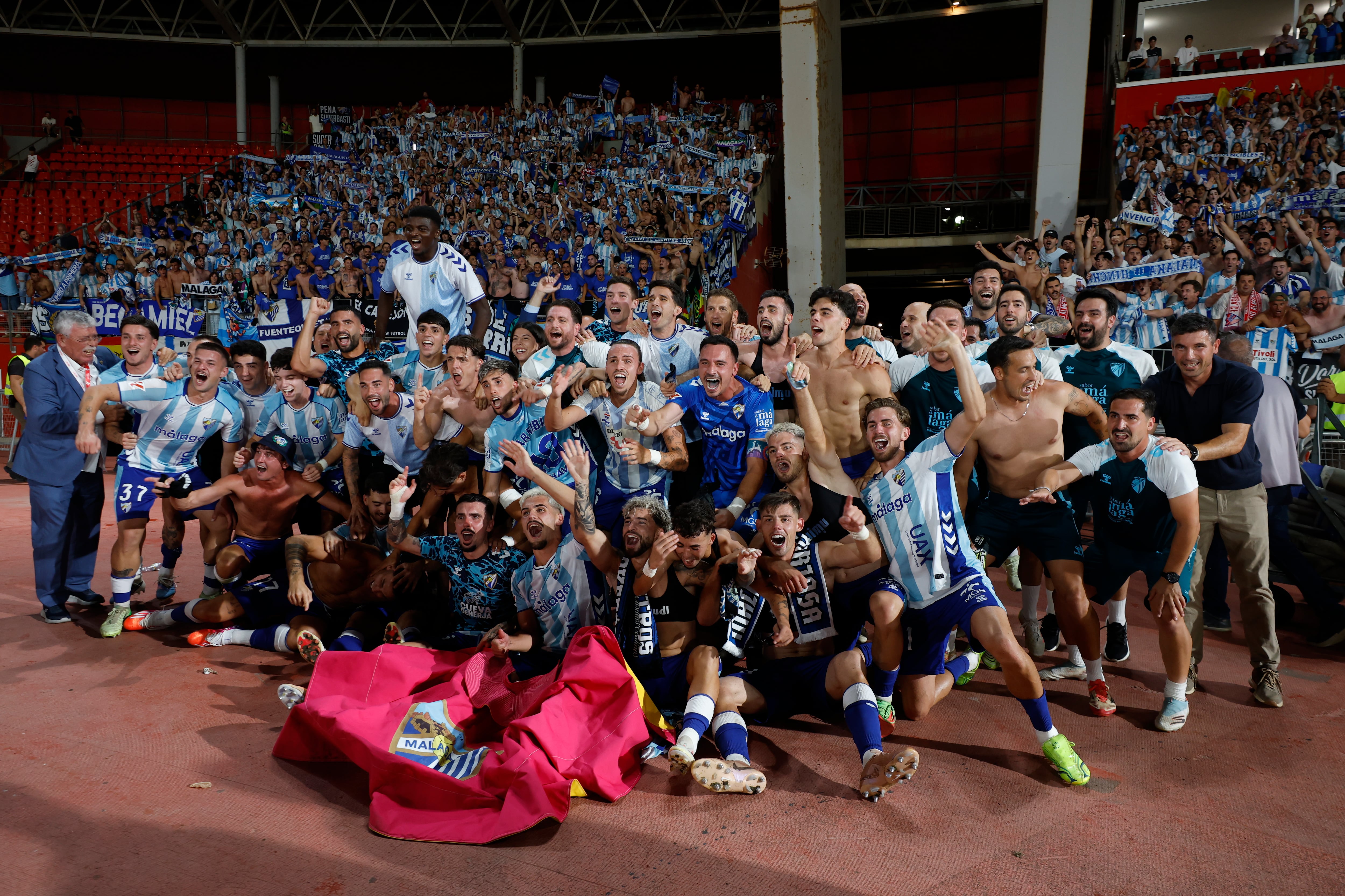 El Málaga conquista Almería y vuelve a Primera 3.000 días después