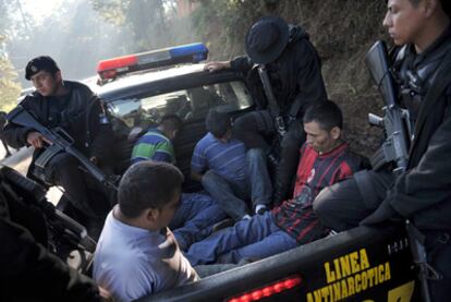 Policías guatemaltecos custodian a cuatro sospechosos de pertenecer al cartel de Los Zetas, ayer en Cobán.