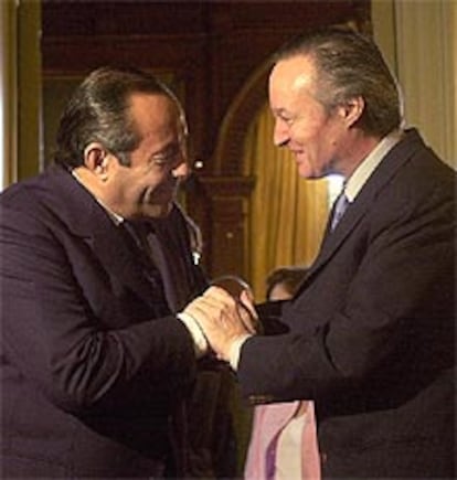 El ministro de Exteriores, Josep Piqué, saluda al presidente argentino antes de la reunión.