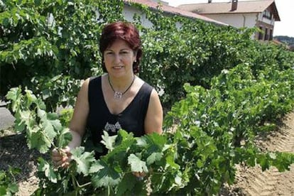 Loli Casado, entre las viñas de su bodega de Puebla de Labarca, en La Rioja alavesa.