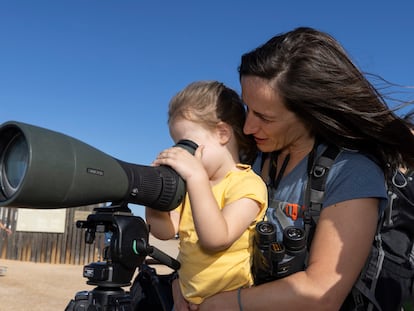 Una niña observa aves en el Delta Birding Festival.