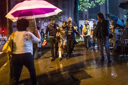 Um dos atendimentos prestados foi a um rapaz que teve a perna torcida após cair na chuva. 