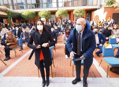 Inés Arrimadas, a la izquierda, este domingo, con Francisco Igea, candidato de Cs a las elecciones de Castilla y León, en un acto en Valladolid.