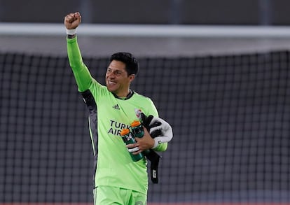 Enzo Pérez, mediocampista y este miércoles arquero de River Plate, celebra la victoria de su equipo ante Santa Fe de Colombia por la Copa Libertadores.