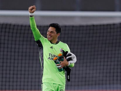 Enzo Pérez, mediocampista y este miércoles arquero de River Plate, celebra la victoria de su equipo ante Santa Fe de Colombia por la Copa Libertadores.