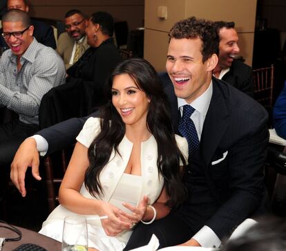 A pesar de seis sólidos meses de relación —durante los que fueron inseparables— y una boda "de cuento de hadas", el matrimonio de Kim Kardashian con Kris Humphries solo duró 72 días. Fue ella quien terminó la relación y publicó un comunicado de ruptura que dejó "devastado" al jugador de baloncesto. "Tras haberlo considerado cuidadosamente, he decidido terminar con mi matrimonio. Espero que todo el mundo entienda que no ha sido una decisión fácil, de verdad esperaba que durase para siempre, pero a veces las cosas no salen según lo planeado". Como este, muchos otros matrimonios de 'celebrities' han durado poco más de unos meses, los repasamos en imágenes.