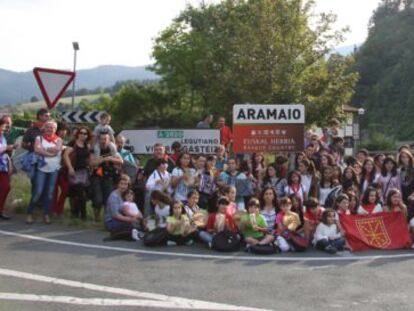 Vecinos de Aramaio festejan la colocación de los carteles a la entrada del municipio alavés.