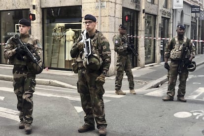 El paquete bomba parecía artesanal y de poca potencia. Contenía clavos, tornillos y otras piezas metálicas, según las citadas informaciones. La explosión rompió el cristal de la panadería y dejó heridos leves.