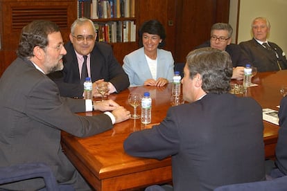 Rajoy, flanqueado por Mikel Buesa, a su izquierda, y Acebes, durante la reunión con el Foro Ermua.