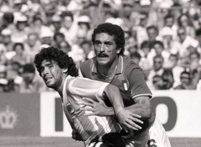 Gentile presiona a Maradona durante el Italia-Argentina (2-1) jugado en Sarrià.