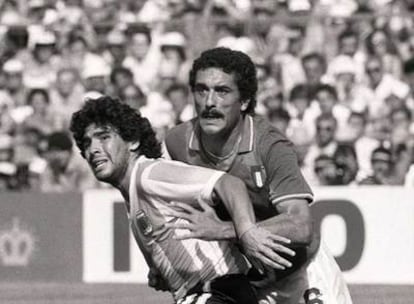 Gentile marcando a Maradona durante el Italia-Argentina (2-1) jugado en Sarrià el 29 de junio de 1982.