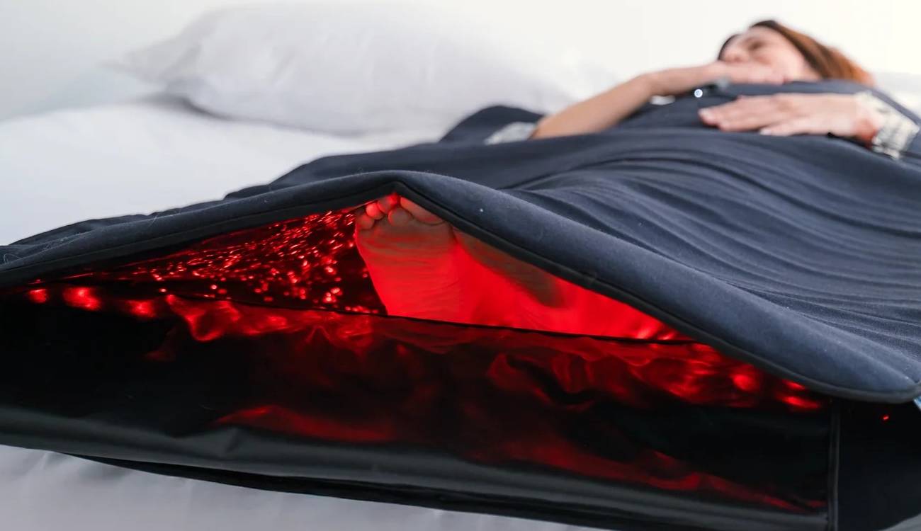 Esta manta LED corporal usa luz infrarroja para estimular la piel y la recuperación muscular