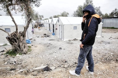 Un refugiado camina por el campo de estancia temporal para refugiados en Kara Tepe.