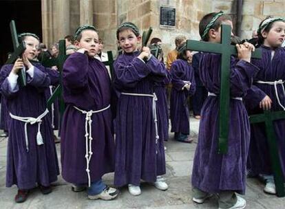 Un grupo de niños vestidos de penitentes en la procesión de Segura.