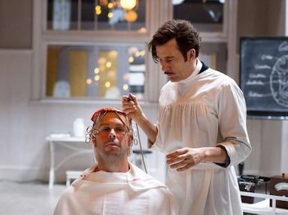 A la derecha, Clive Owen en The Knick.