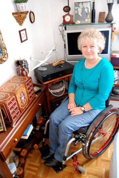 Elizabeth Heilmeyer, en el dormitorio de su casa en Madrid, donde tiene un pequeño <i>altar</i> dedicado a la aviación.