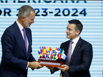 El rey Felipe VI recibe las banderas de los países de Iberoamérica de manos de Daniel Noboa, en el museo Pumapungo en Cuenca este viernes.